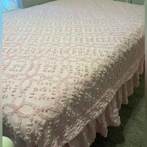 Elegant vintage Pink Chenille Bedspread, queen
